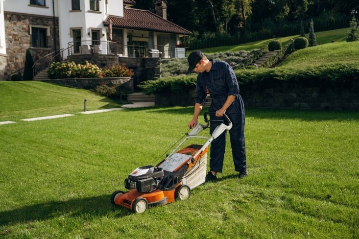 Jardinero cortando el césped